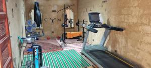 um quarto com ginásio e passadeira em Les Trois Paons em Taroudant
