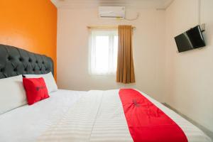 Ένα ή περισσότερα κρεβάτια σε δωμάτιο στο RedDoorz Syariah near Transmart Padang +17 φωτογραφίες