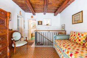 A seating area at Residenza Capano Charming House by Napoliapartments