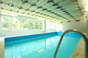 una gran piscina con una piscina azul en #demmi´s Zirbenstube, en Altstädten