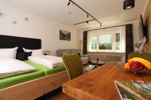Un dormitorio con una cama y una mesa con fruta encima. en #demmi´s Zirbenstube, en Altstädten