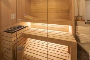 eine Sauna mit Holzböden und einer Glaswand in der Unterkunft LA CASA COLORATA - Flats in Milan - Bocconi in Mailand