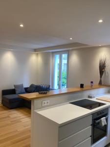 a kitchen and living room with a couch at Super appartement refait à neuf beaucoup de charme in Boulogne-Billancourt