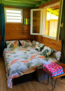 Bett in der Ecke eines Zimmers in der Unterkunft Le Ti Citron Vert in Saint-Leu