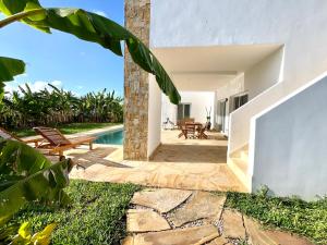 基萬嘎的住宿－Manami Villa with Private Pool ZanzibarHouses，享有带游泳池的外部景致