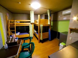 Giường tầng trong phòng chung tại Guest House Tokiwa