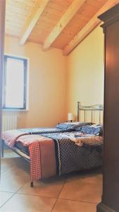 una camera da letto con un letto nell'angolo di una stanza di Ferienwohnung am Gardasee in Tignale, Pool, Seesicht, WLAN kostenlos a Tignale