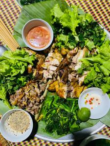 eine Platte mit Salat, Fleisch und Gemüse in der Unterkunft Du Già Vân Chung Homestay in Làng Cac