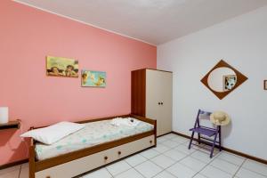 1 dormitorio con cama y silla morada en Villa del Maestro, en Narbolia