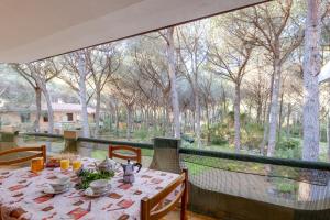una mesa en un balcón con vistas a los árboles en Villa del Maestro, en Narbolia