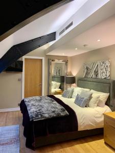 um quarto com uma cama grande e um sótão em Quebecs Luxury Apartments em Leeds