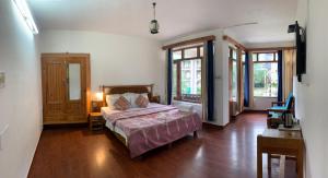 1 dormitorio con 1 cama en una habitación en Tourist Hotel 10 minutes walking distance from the mall, en Manali