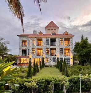 Casa de piedra grande con patio grande en 台東 奧麗雅安莊園 Chateau de olea en Chenggong