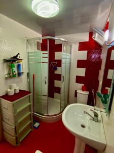 uma casa de banho com um chuveiro e um lavatório branco em Family Home em Batumi