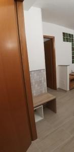 una porta e una panchina in una stanza di Marianna casa vacanza ad Azzate