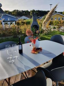 einen Tisch mit zwei Gläsern und einer Flasche Wein in der Unterkunft Bootshus - Strandpark 15 in Grömitz