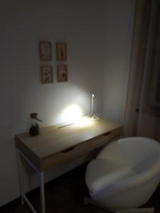 een kamer met een bureau, een toilet en een licht bij EntreVillas Alojamento Local, apartamento T2 in Arcos de Valdevez