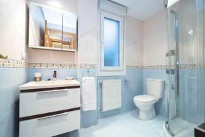 A bathroom at Villa Josechu en Candás