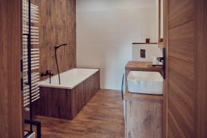 łazienka z wanną i umywalką w obiekcie WieliczkaHome 1st floor + garden + parking w Wieliczce