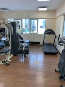 Fitness centrum a/nebo fitness zařízení v ubytování Perfect location in Marina View of Marina and City