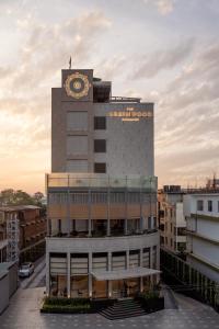 グワーハーティーにあるThe Greenwood Guwahati - A Luxury Boutique Hotelの時計塔のある建物