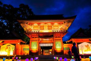 富士宮市にあるゲストハウスときわ の目の前にオレンジ色の照明が灯る建物