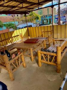 une table et des bancs en bois, ainsi qu'une table et des chaises dans l'établissement Family Home, à Batoumi