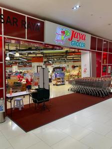 Supermarket nebo jiné obchody v  apartmánu nebo okolí