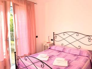 - une chambre avec un lit et 2 serviettes dans l'établissement Appartamento Fiordaliso Residenza Prealba, à Levanto