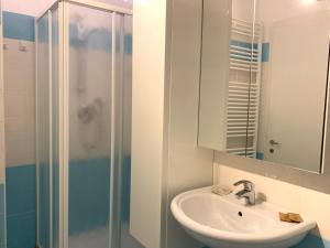 La salle de bains est pourvue d'un lavabo et d'une douche. dans l'établissement Appartamento Fiordaliso Residenza Prealba, à Levanto
