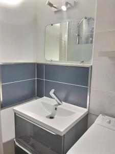 シャロン・アン・シャンパーニュにあるLes Recolletsのバスルーム(白い洗面台、鏡付)