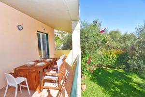 Сад в Pebbles and sea at Barbati with shared pool