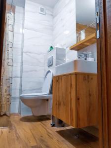 La salle de bains est pourvue de toilettes et d'un lavabo. dans l'établissement Pahulja, à Divčibare