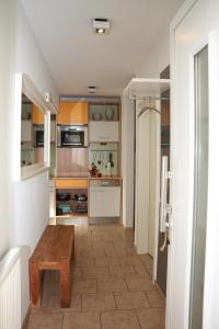 eine kleine Küche mit einem Holztisch in einem Zimmer in der Unterkunft Ferienwohnungen Buchenweg in Ostseebad Sellin