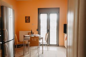 Televízia a/alebo spoločenská miestnosť v ubytovaní DimSim Home-Σπίτι με όνομα
