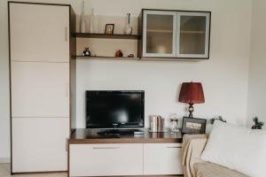 Televízia a/alebo spoločenská miestnosť v ubytovaní DimSim Home-Σπίτι με όνομα