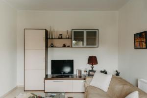 Televízia a/alebo spoločenská miestnosť v ubytovaní DimSim Home-Σπίτι με όνομα