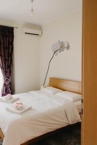 sypialnia z dwoma łóżkami z butami na nich w obiekcie DimSim Home-Σπίτι με όνομα w mieście Tríkala