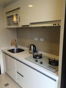 Kuchyň nebo kuchyňský kout v ubytování AJ Residence 安捷國際公寓酒店