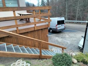 ogrodzenie i van zaparkowany na parkingu w obiekcie Bajkowy Domek w Szczyrku
