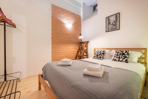 ein Schlafzimmer mit einem großen Bett mit Handtüchern darauf in der Unterkunft 3BDR Mouraria Apartment by LovelyStay in Lissabon