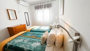 Ένα ή περισσότερα κρεβάτια σε δωμάτιο στο Apartamentos Oura AreiaSol by Sunny Deluxe +35 φωτογραφίες