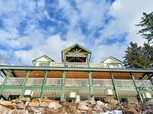 Cette grande maison dispose d'un balcon. dans l'établissement 3mins to Town, AC & Barrel Sauna, Self Check-in, Pet Family Friendly, Full Kitchen, Sleeps 10, à Golden