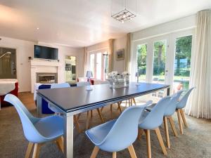 comedor con mesa azul y sillas en Villa La Pastourelle - Cozy vacation house en Koksijde