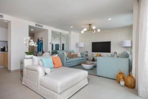 salon z kanapą i telewizorem w obiekcie Unbelievable 3 bed Apt in ONE RESIDENCES RDR263 w mieście La Cala de Mijas