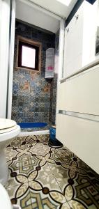 ein Bad mit WC und Fliesenboden in der Unterkunft room n.23 in Taranto