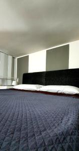 ein Schlafzimmer mit einem großen Bett mit weißen Kissen in der Unterkunft room n.23 in Taranto