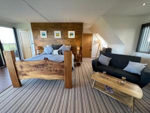 RadernieTarskavaig B&B的带一张大床和一张沙发的卧室