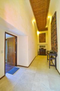- un couloir avec une chambre dotée d'un plafond en bois dans l'établissement Biancas Garden Apartments Boracay, à Boracay
