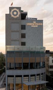 グワーハーティーにあるThe Greenwood Guwahati - A Luxury Boutique Hotelの時計塔のある建物